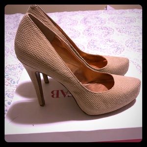BCBG Cream/tan faux snake skin print heels